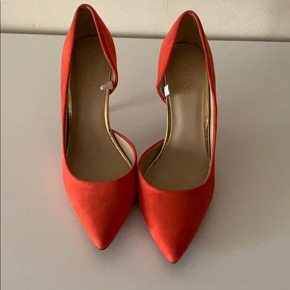 Orange pumps with gold accent! - Picture 3 of 4